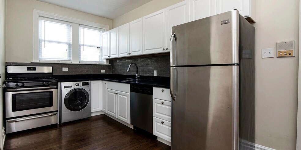 Building Photo - 3829 N Greenview Ave