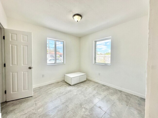 Building Photo - Freshly remodelled 2bed/1bath in a duplex close to Wynwood: for rent now @ $ 2,100.00!