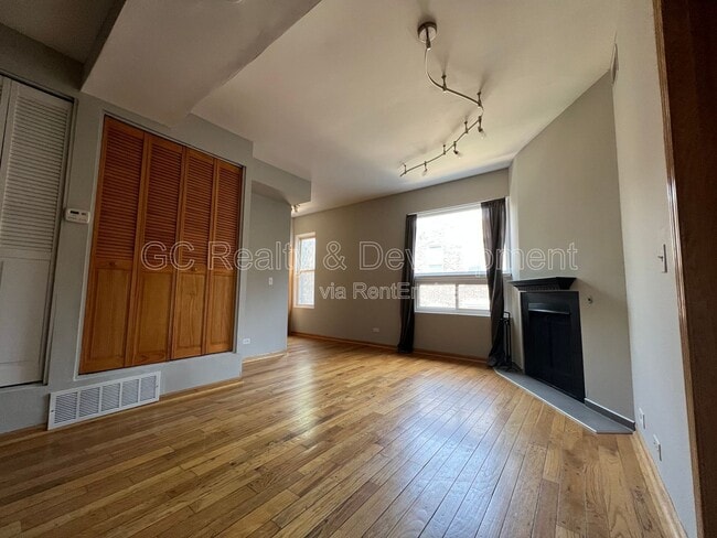 Building Photo - 2145 N Lakewood Ave