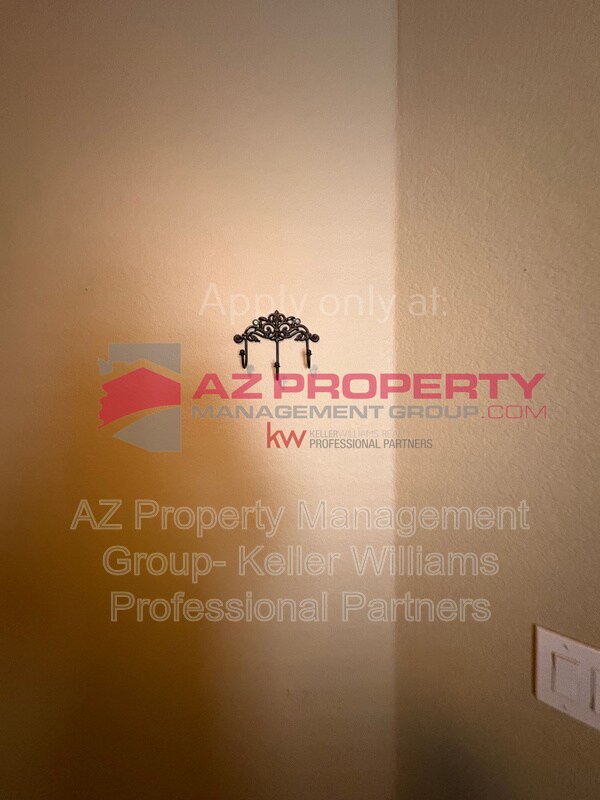 Building Photo - 15745 W Latham St