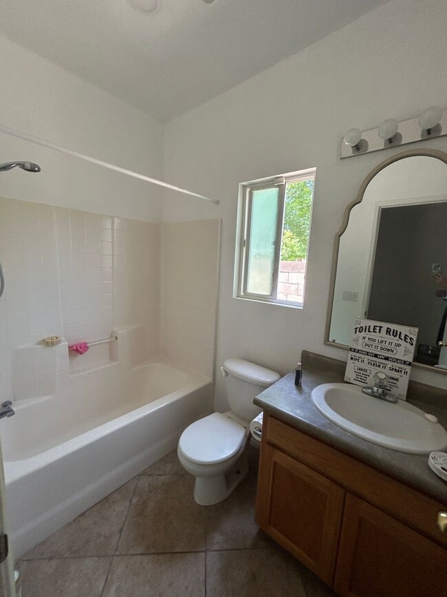 Building Photo - Great location on this split floorplan 3 b...