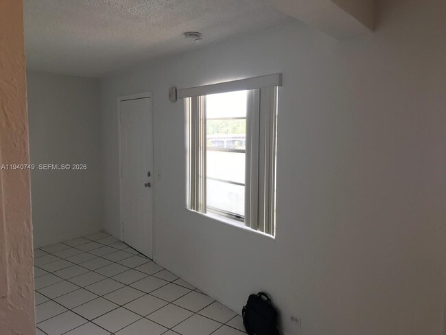 Building Photo - 1610 NW N River Dr