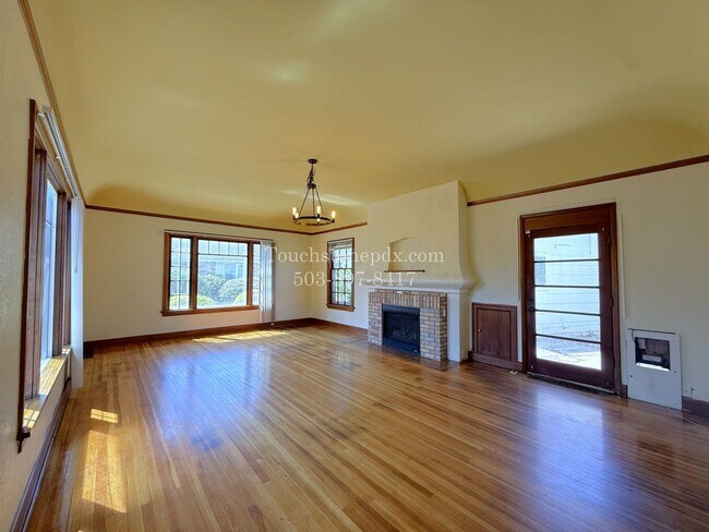 Building Photo - MOVE IN SPECIAL! ONE MONTH FREE! Timeless SE Portland 3 Bed Home w/Backyard, Hardwood Floors, & B...