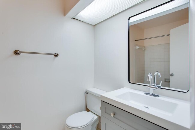 Building Photo - 11121 Watermans Dr