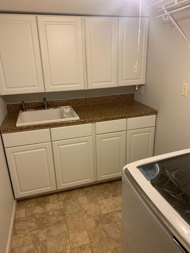 Building Photo - Lovely Ranch Home with Hardwood Floors and...