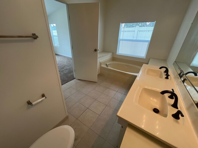 Building Photo - 3221 Turtle Creek Dr