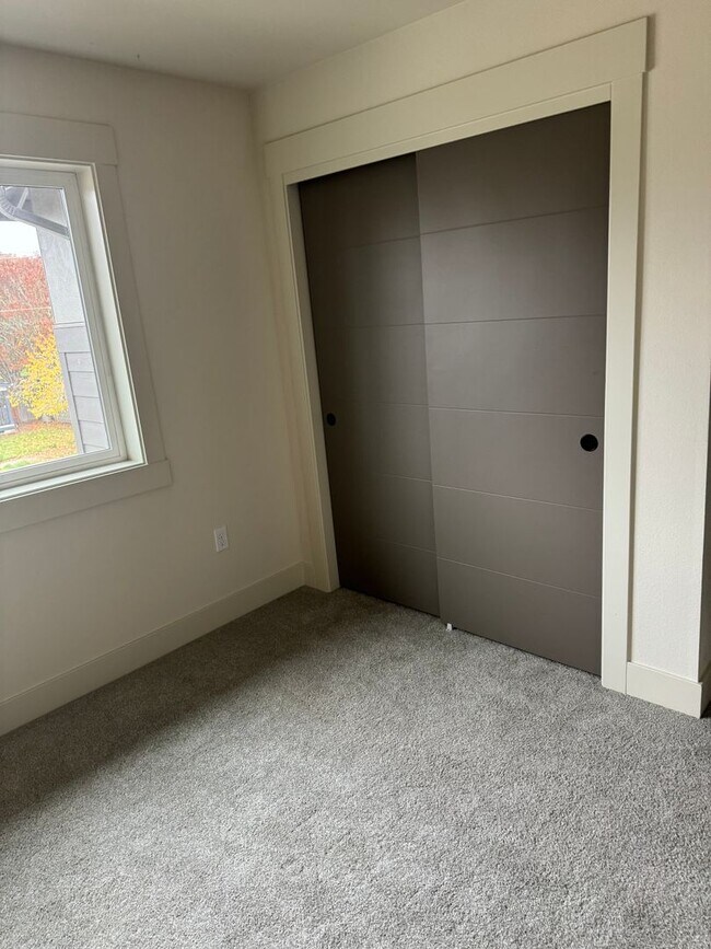 Building Photo - Exceptional 3 Bedroom / 2.5 Bath Modern Townhouse