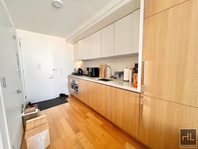 Building Photo - Furnished Luxury 1BR! WD in unit! 54th flo...