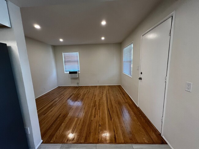 Building Photo - 1 Bedroom 1 Bath Completely Remodeled Apar...