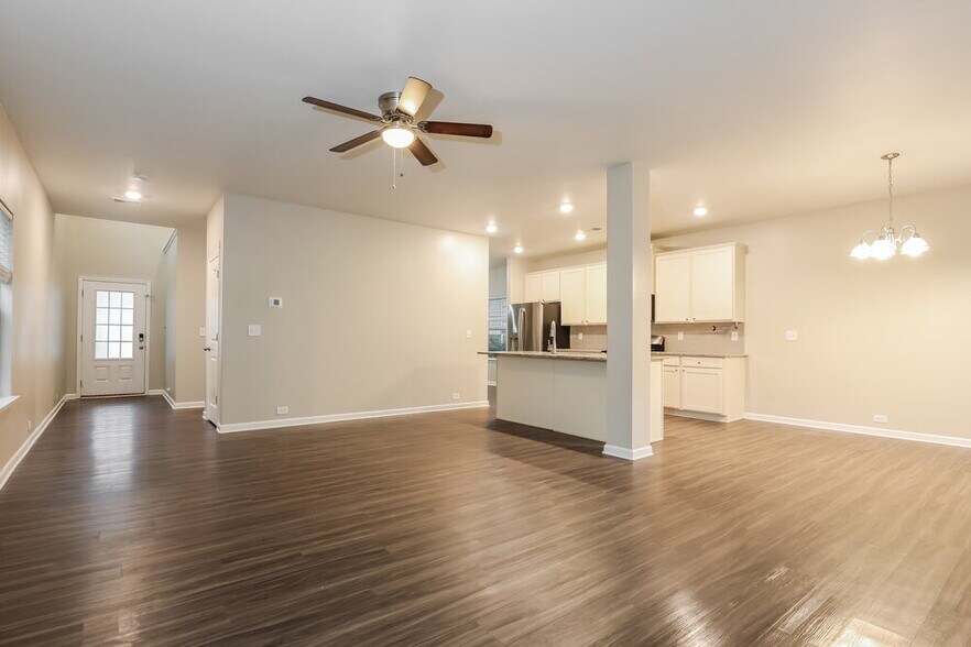 Building Photo - 3949 Lake Manor Way