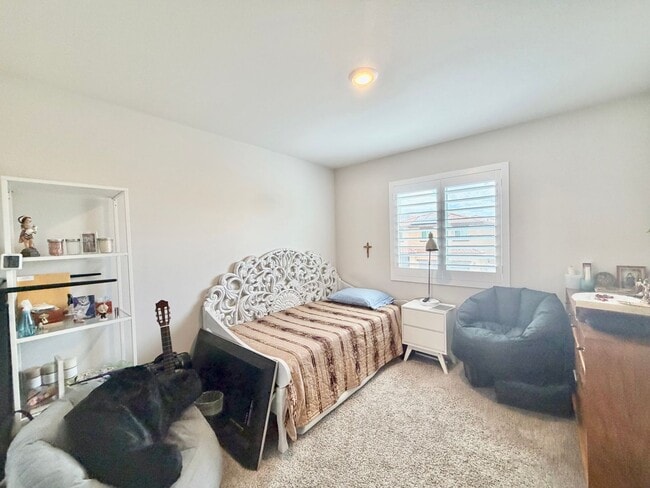 Building Photo - Modern 5 Bedroom 3 Bathroom Home in Tierra Del Sol with INCLUDED Solar & Low-Maintenance Living