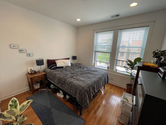 Building Photo - 2360 W Dickens Ave