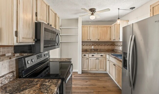 Building Photo - 3 BR/1BA | Newly Renovated Single Family Home | Great backyard| In Blue Springs!