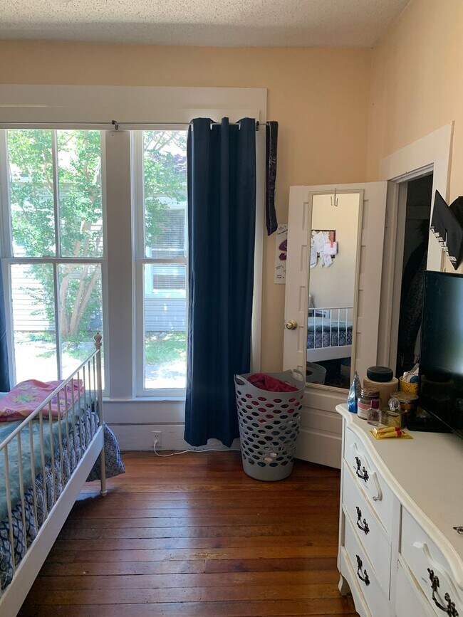 Building Photo - 1606 3rd Ave