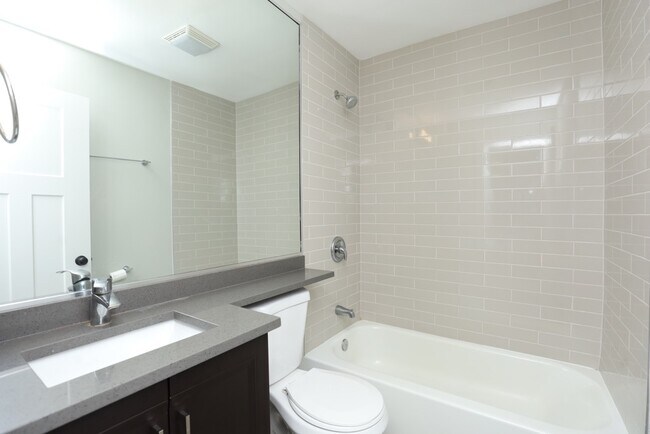 Building Photo - 533 W Surf St