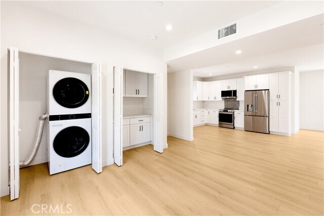 Building Photo - 4038 Somers Ave