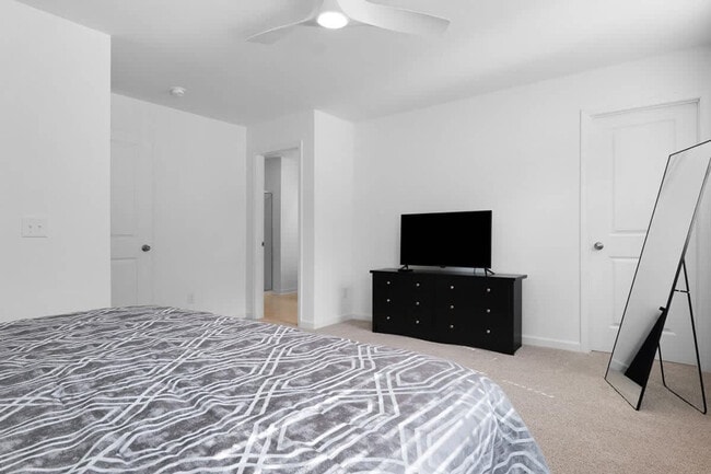 Building Photo - 2 Saltford Ln