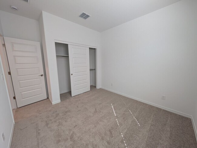 Building Photo - 4 Bedroom 3 Bathroom Home