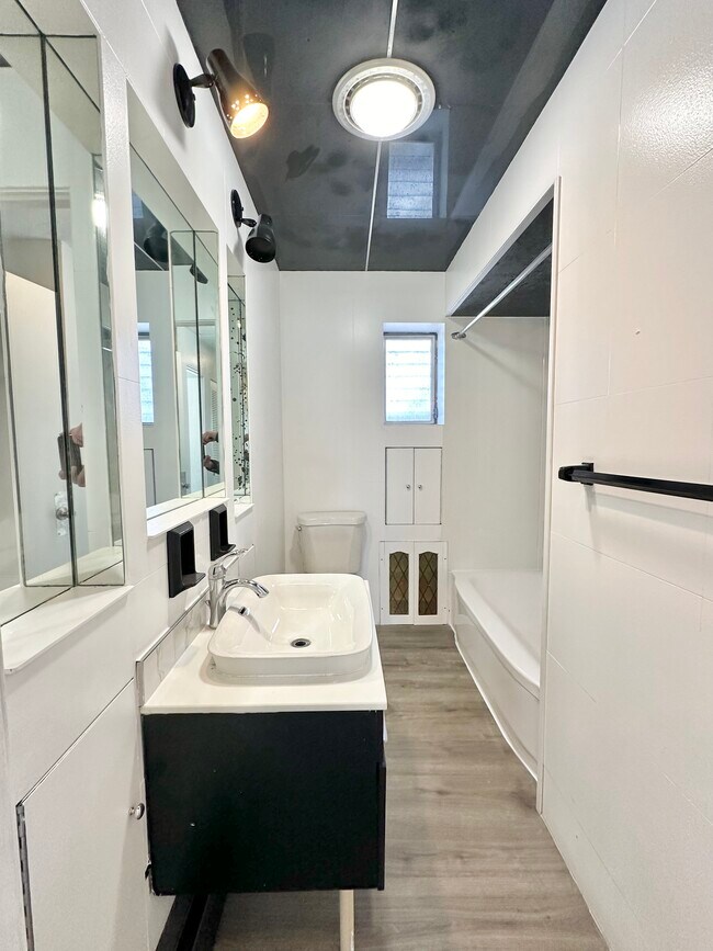 Building Photo - 449 N Main St