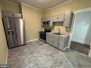 Building Photo - 130 E 4th St