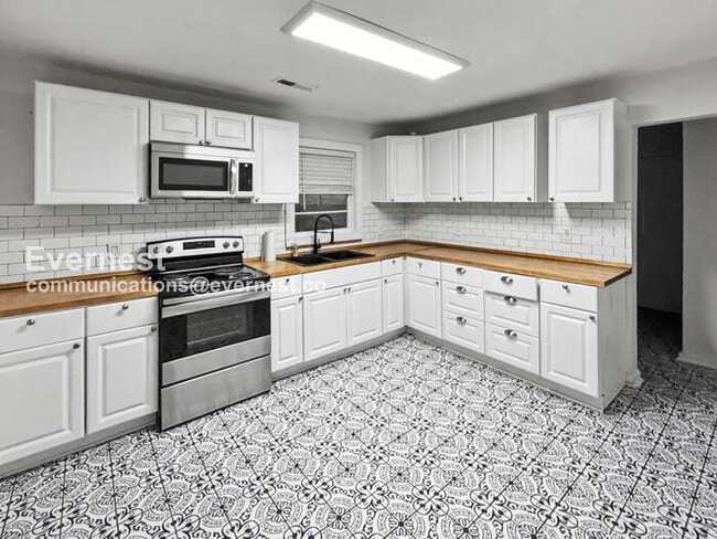 Building Photo - 4 Bed/1.5 Bath with In-Unit Laundry / Pet-Friendly / Vouchers Accepted / Available Now!