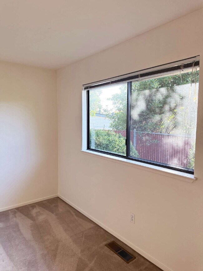 Building Photo - Single-Level Sonoma Living Less Than a Mile from the Historic Plaza