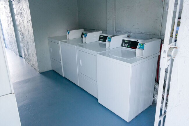 Building Photo - For Rent 2/1 Apartment for $1,850 Near Mia...