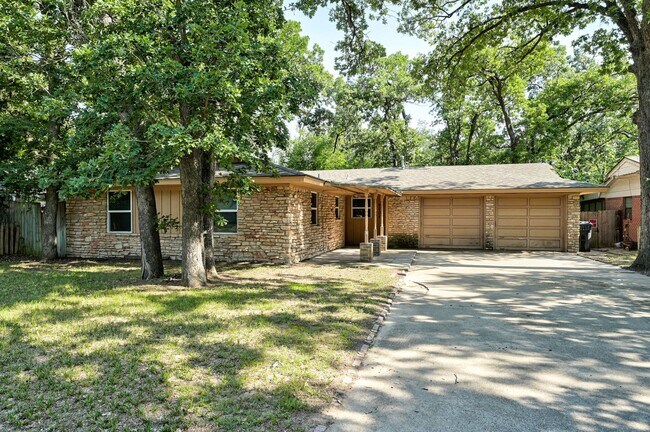 Building Photo - Charming 3-Bed, 1.5-Bath Home with 2-Car Garage Near NW 23rd & MacArthur