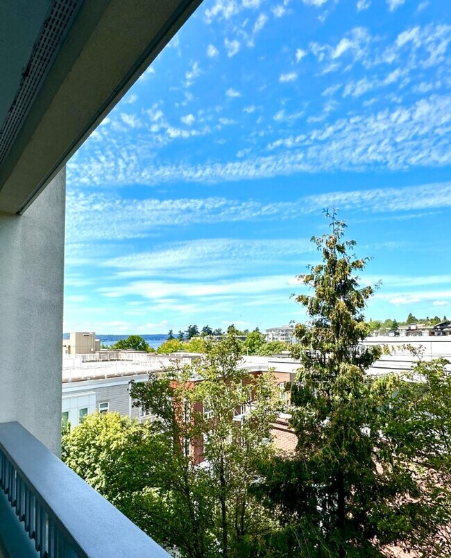 Building Photo - 2Bd/1.75Ba Kirkland Condo