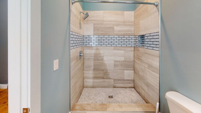 Building Photo - $1545 per Bedroom |6BR in Fort Sanders | W...