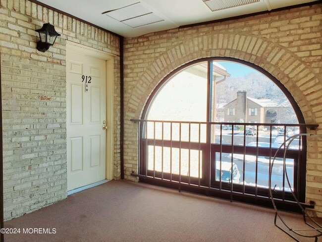 Building Photo - 912 Wellington Pl