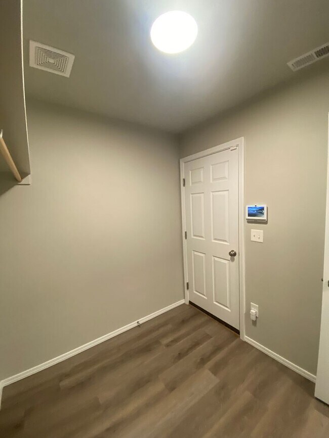 Building Photo - 3 bedroom, 2 bath home on a cul-de-sac