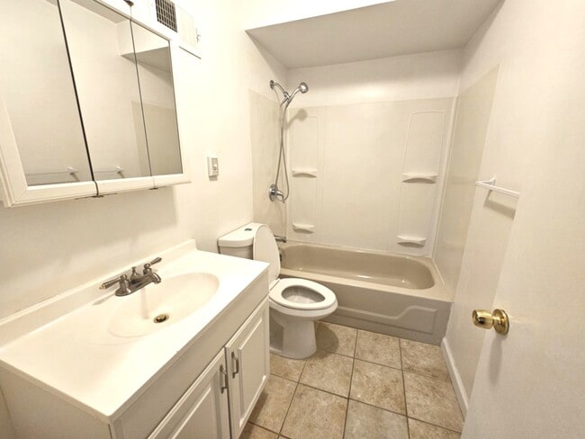 Building Photo - Spacious Ranch Home