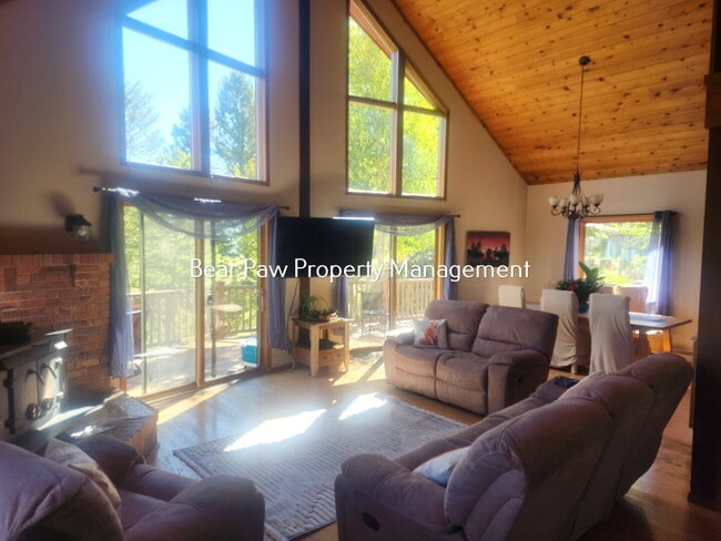 Building Photo - "Charming 3-Bedroom Mountain Retreat in Conifer"