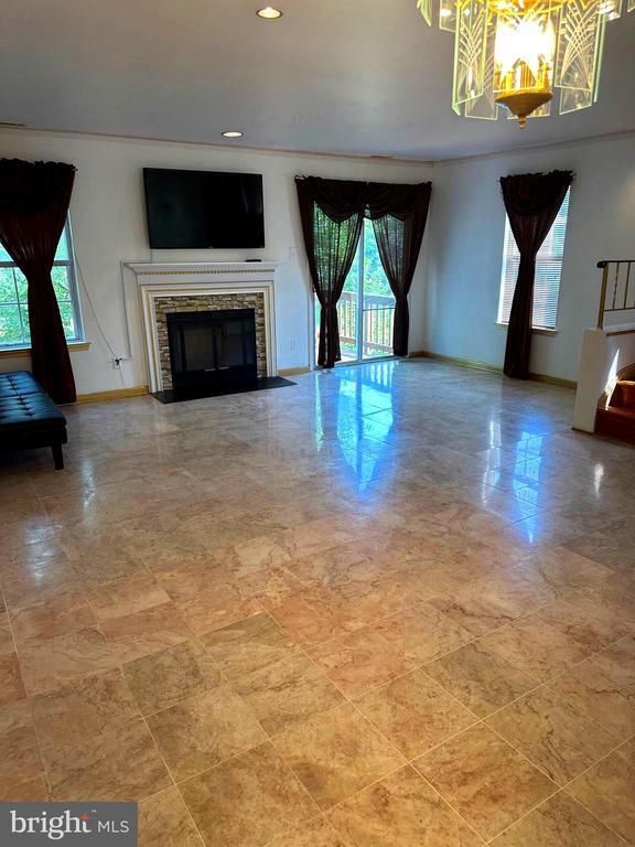 Building Photo - 4002 Summer Hollow Ct