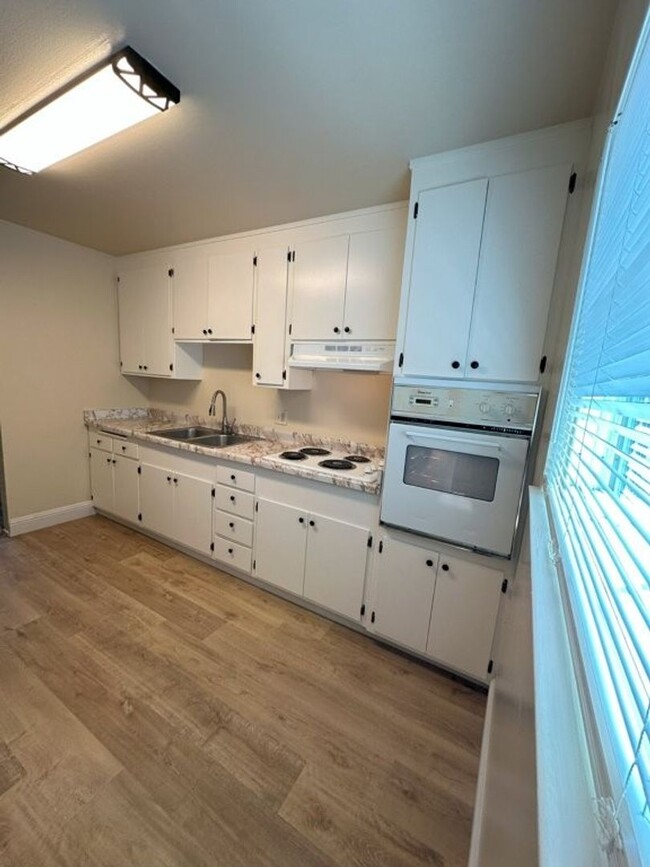 Building Photo - Lund/DUPLEX