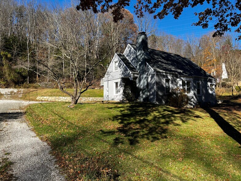 Building Photo - 1838 Oakridge Dr