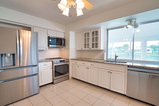 Building Photo - Annual Unfurnished 2 Bedroom 2 Bathroom Single Family Home in Venice Gardens with Water View!