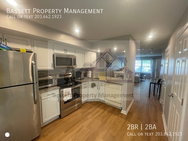 Building Photo - 40 Manorwood Dr