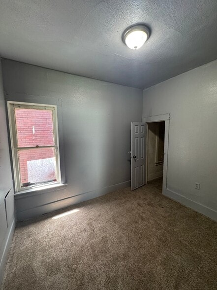 Building Photo - 703 Ashwood Ave