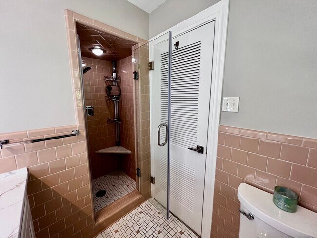 Building Photo - STUNNING home with fully finished BASEMENT!!!