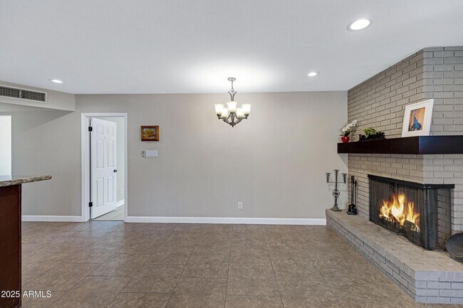 Building Photo - 110 W Del Rio Dr