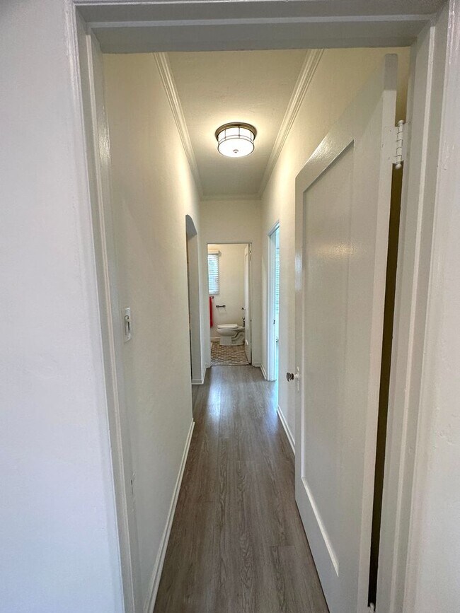 Building Photo - Vintage Style 1+1 - New Kitchen Appliances, Plank Floors, Balcony, pet friendly