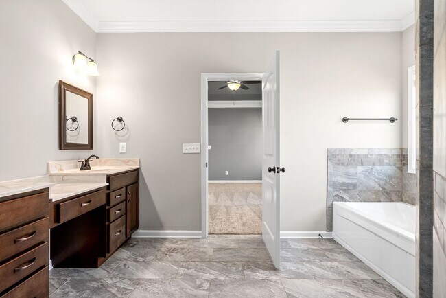 Building Photo - Pet Friendly Four Bedroom with Bonus!