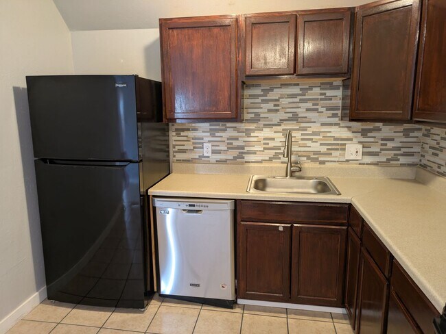 Building Photo - 2 bedroom 1.5 bathroom apartment in Norman...
