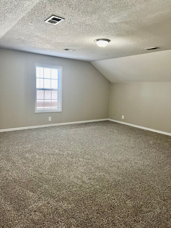 Building Photo - Newly Renovated Home Off Trenton Rd!