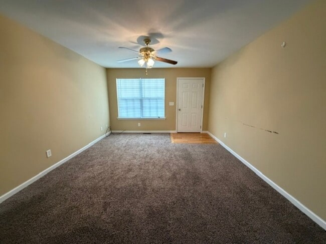 Building Photo - 2 Bedroom 2 Bath Duplex with Garage