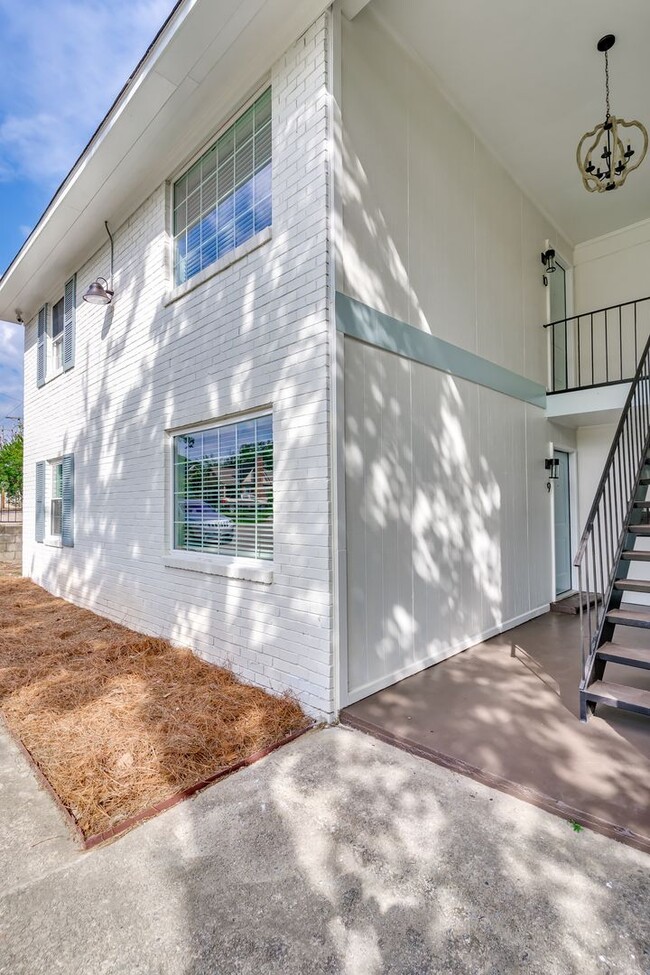 Building Photo - Charming 1-bedroom, 1-bath apartment locat...