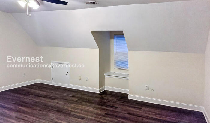 Building Photo - 1805 S Mayflower Dr