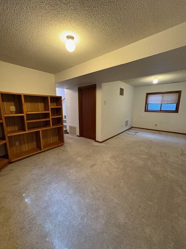 Building Photo - 3 BEDROOM | 2 BATH | DUPLEX | WEST
